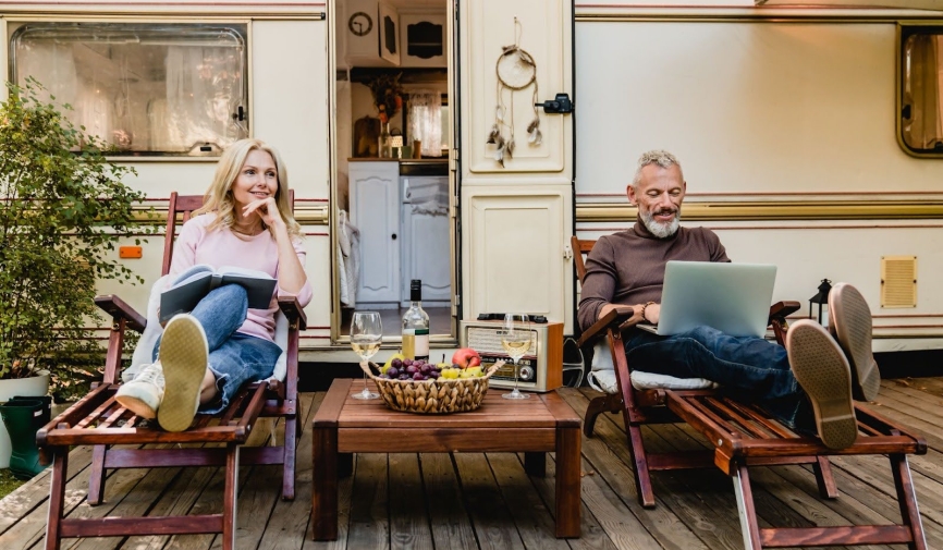 Couple watching movie outside | Best movies to watch on vacation