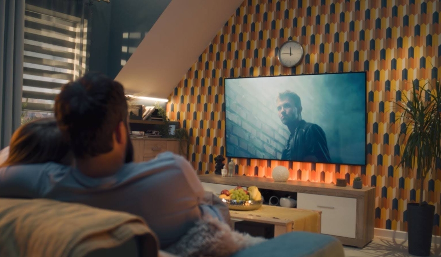 Back of a couple on a sofa | Movies to watch with your boyfriend